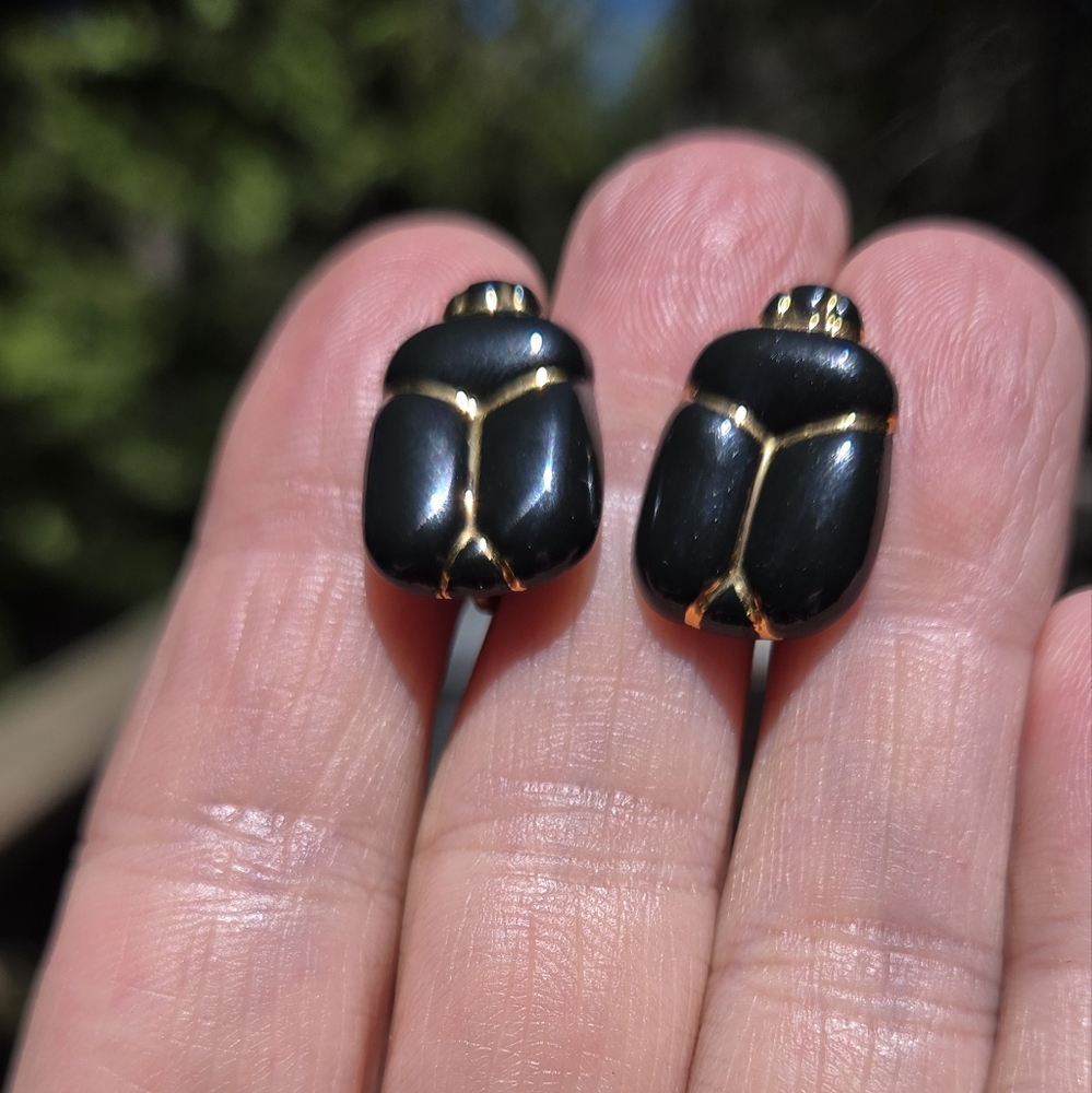 Black Porcelian & Gold Scarab Screw On Vintage Earrings - Picture 2 of 7